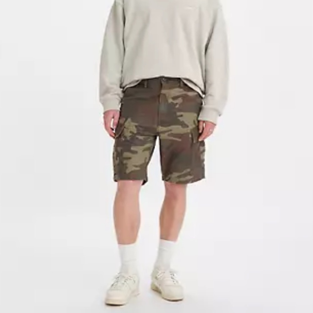 Levi Carrier Cargo Camo 9.5” Shorts (29)